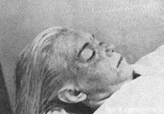 玛丽莲·梦露死亡现场曝光:遗体姿势怪异,图9火化前偷拍的遗容