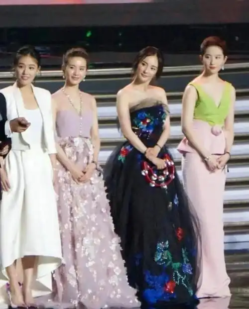 刘亦菲多点演技:马思纯高点衣品:刘亦菲差点气质:杨幂差点身高:刘诗诗