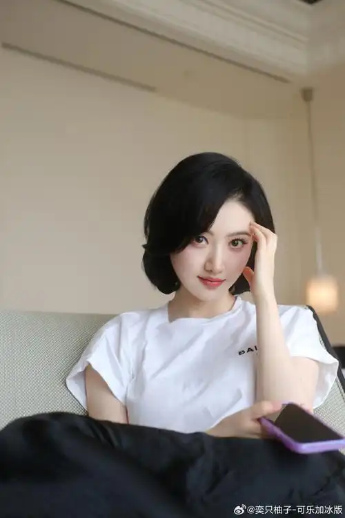 粉粉嫩嫩的脸蛋好好亲,好好mua～    @景甜