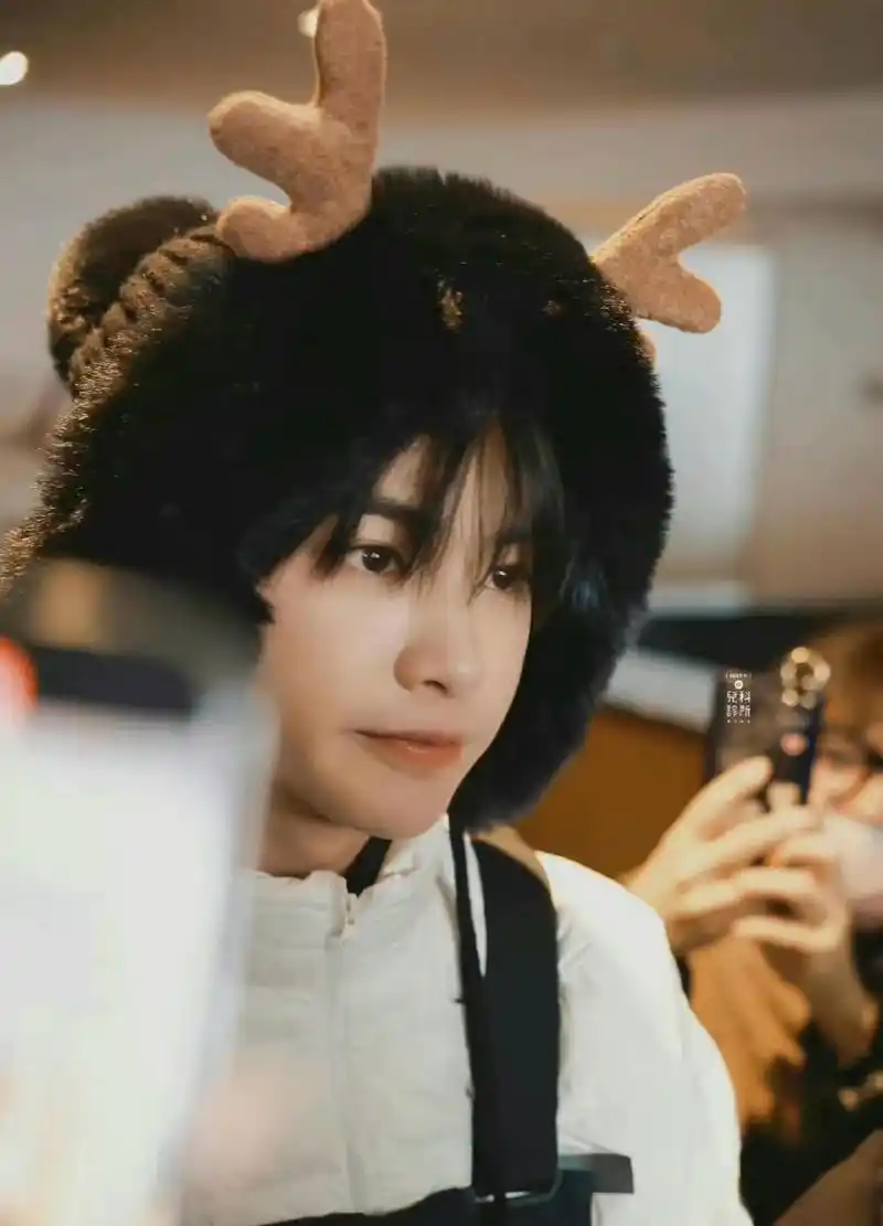 黄明昊是帽子大王吧# 哈哈哈在线问黄明昊戴过多少种帽子?