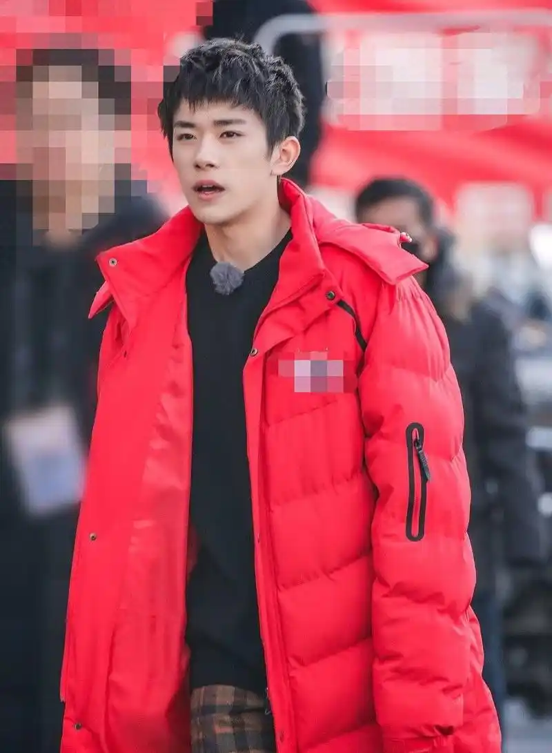 易烊千玺李兰迪期末考试,穿着打扮十分简单,网友:形似路人