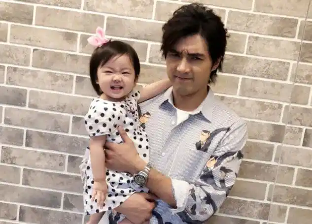 曝贺军翔背着妻子吻辣妹,葛斯齐称手握猛料,经纪人不敢正面回应