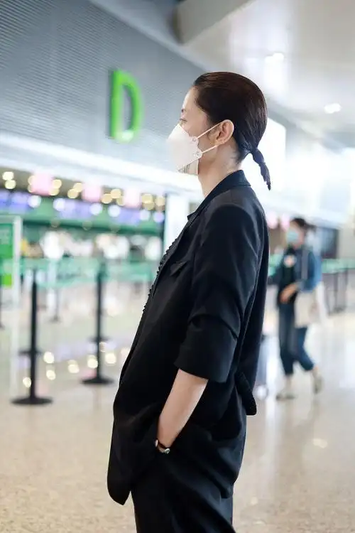 刘敏涛这个明星接地气直接素颜走机场穿上西装气质佳