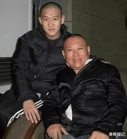 原创郭德纲昔日珍贵旧照曝光曹云金乖巧懂事做家务一家人其乐融融