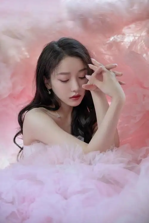 姜贞羽受邀出席活动冷艳灵动气质佳