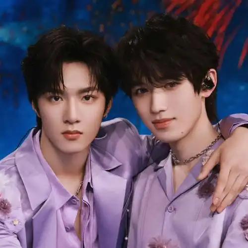 合照就是造福咱们颜98的 太牛了太帅了烟花升停在星夜-宋亚轩刘耀文