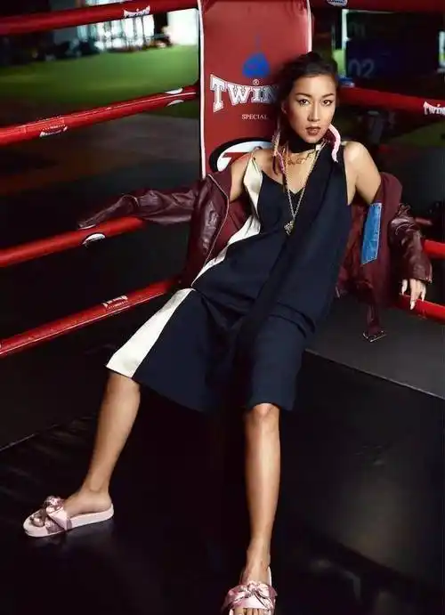 原创31岁吉克隽逸不输时尚界陈志朋短裙外搭红外套双马尾太拉风