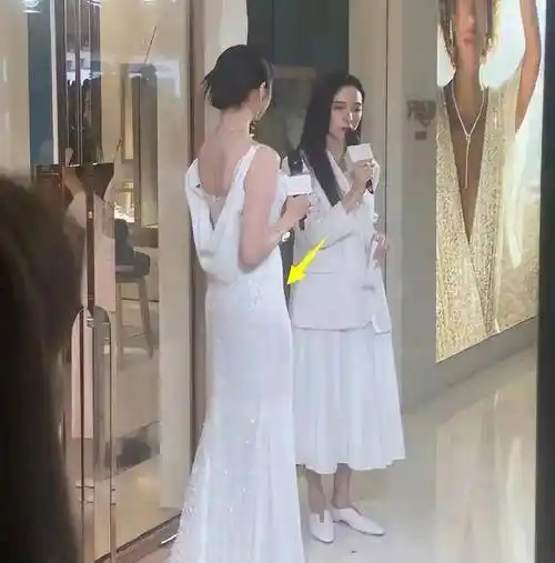 鹿晗催婚疑顺利喜当爹,关晓彤生图肩宽腰肥被质疑怀孕_肚子_身材_女儿