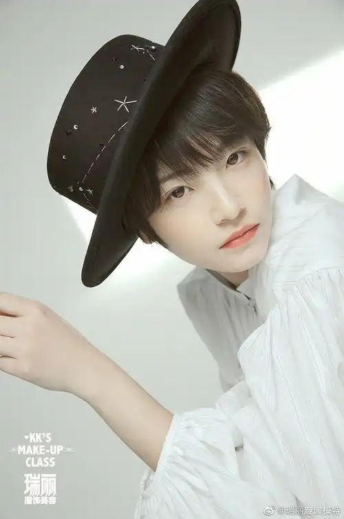 伴着3月刊上市,解锁更多@李庚希teresa 美照