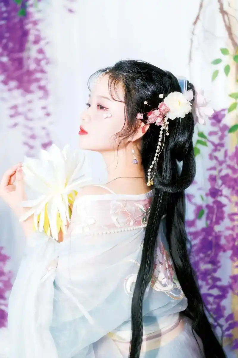 无奈辗转无缘紫藤,浪漫与你不约而至#古风 #汉服小姐姐 #国 - 抖音