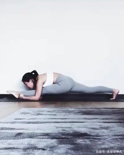 倪妮穿v领刺绣裙出席活动,大胆真空亮相,事业线和身材好绝