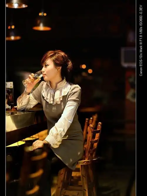 酒吧一个人,酒吧喝酒-图片大观-奇异网