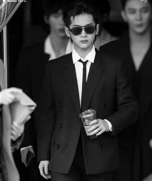 172cm周震南新造型上线,大背头搭配花衬衫,小可爱也能这么酷!