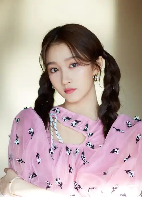 关晓彤穿黑色吊带纱裙代言内衣品牌现t台浪漫妩媚无限