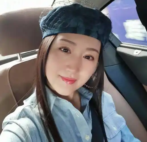 49岁杨钰莹真实现状曝光,发福面僵浮肿难辨认,现身商演人气惨淡_观众