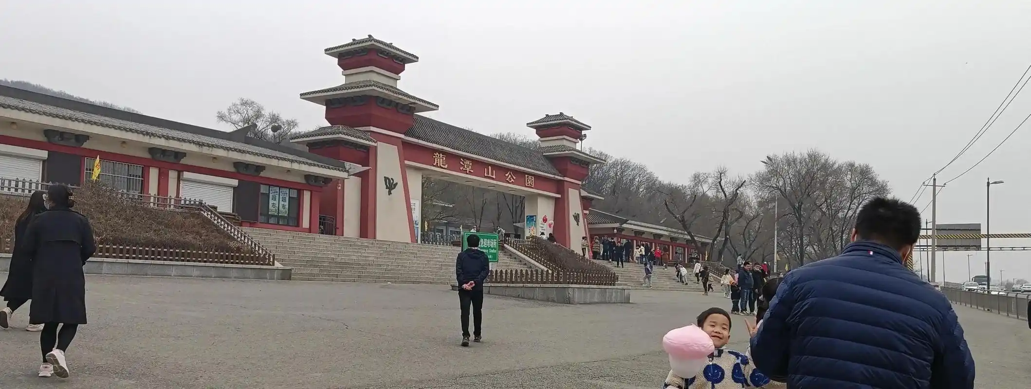 清明踏青龙潭山,春光美景两不厌 吉林市龙潭山,位于市区东北隅,松花江