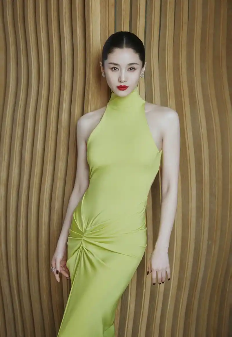 王子文:身材曲线称霸小个子 王子文身材娇小,但五官精致,目光坚毅,这