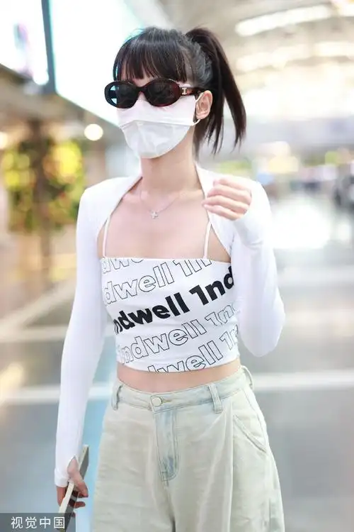 组图:张嘉倪穿吊带抹胸现身机场 梳高马尾辫戴墨镜清新时髦_高清图集