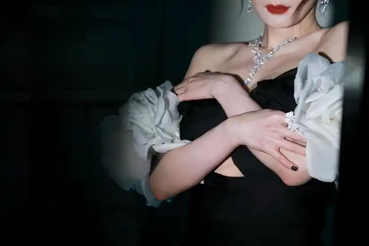 杨幂优雅黑天鹅礼服