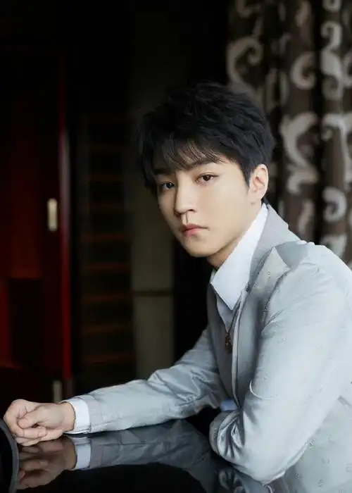 今日份的新鲜帅哥上线啦一身银灰色亮面西装矜贵优雅