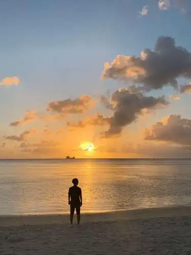 在漫天晚霞下,或搭船出海,或在海边享受塞班美食,都十分的浪漫,惬意.