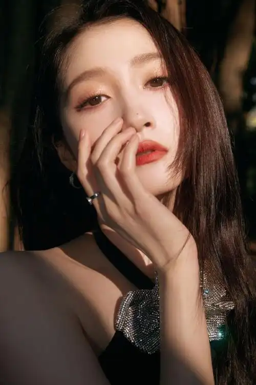 光影透过树叶洒在她的脸上,危险又迷人#关晓彤港风千金妆