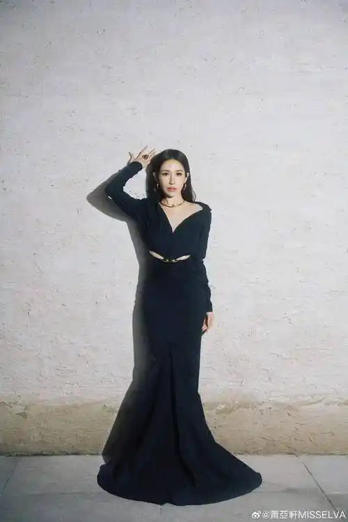 萧亚轩浴室跌伤!腿伤加重,世界巡演再被推迟,网友疑她被下降头