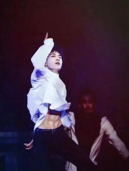 王源秀八块腹肌 易烊千玺蓄胡显熟男魅力 那些年追的少年长大了