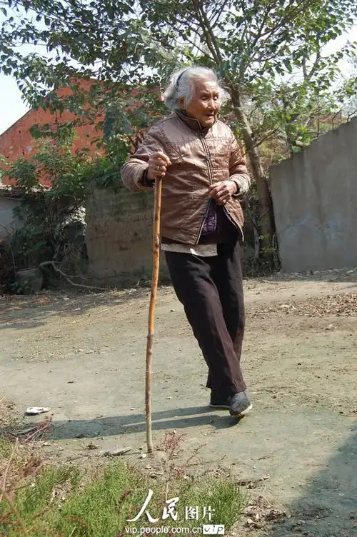 老人从儿时起就遵从当时社会风俗,年少缠足,至今一直是"小脚女人"