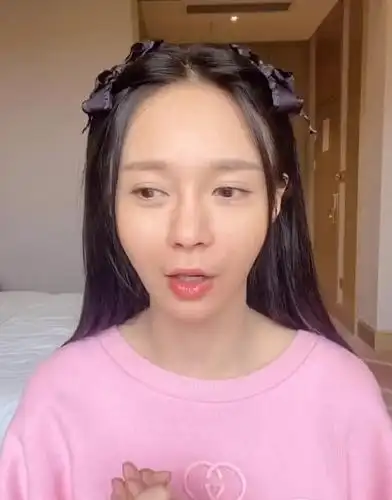 沈梦辰素颜录视频,都说鼻子不一样,看清后,才知化妆变化有多大