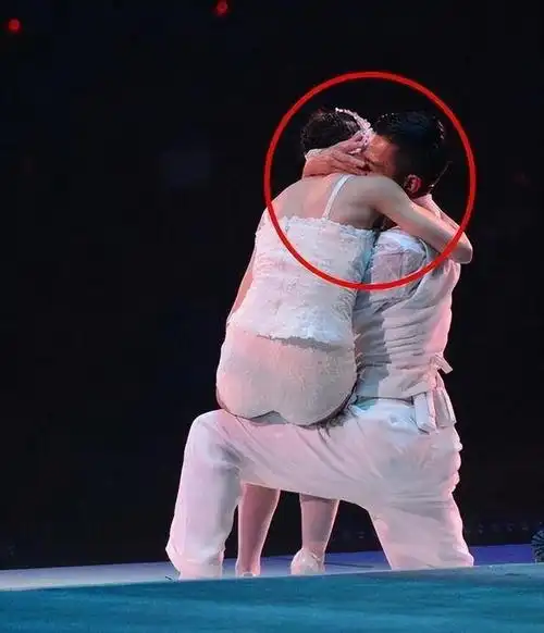 刘德华的伴舞赖文慧,已经踏上了另一条大道