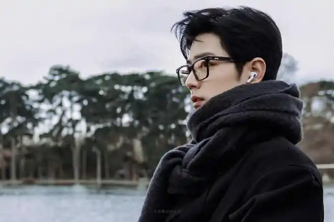 肖战巴黎大衣随拍##肖战壁纸