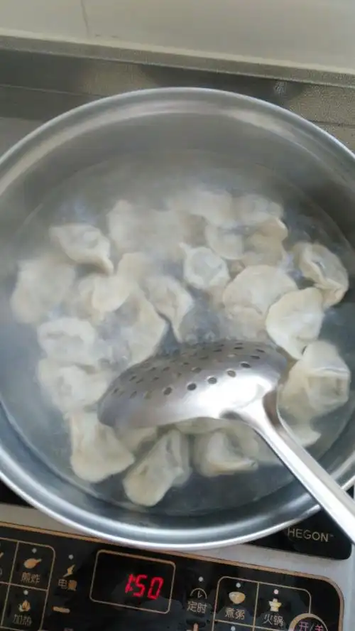 煮饺子喽,包好的饺子一个个进锅洗个热水澡