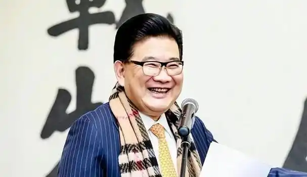 曹可凡成为了2023年网络热议的焦点,他因为一个名为"九转大肠"的梗而