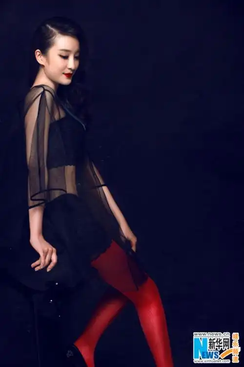 林好红黑写真曝光 高冷范演绎初夏复古