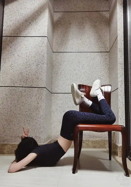 杨幂扒地上撅臀部秀纤腰被diss姿势不雅疑搞软se情