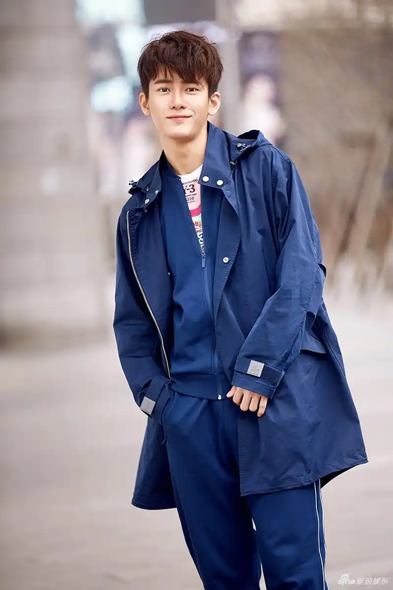 熊梓淇街拍大片look 低眉浅笑展多面魅力