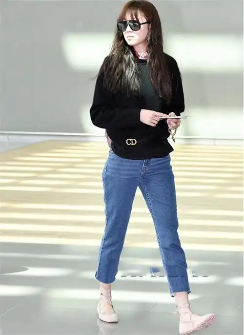 孔孝真低调出席杀青晚宴,穿毛衣牛仔裤好减龄,说她39岁谁敢信?