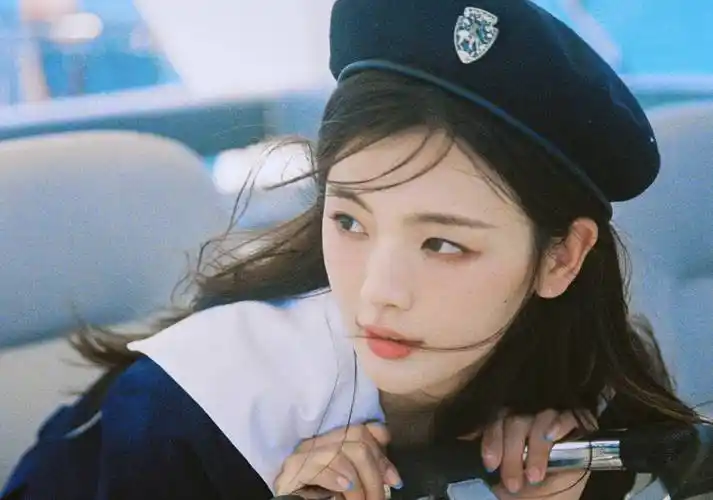 杨超越唯美海军风写真,身穿蓝色水手服,一张初恋脸模样清纯气质_美颜