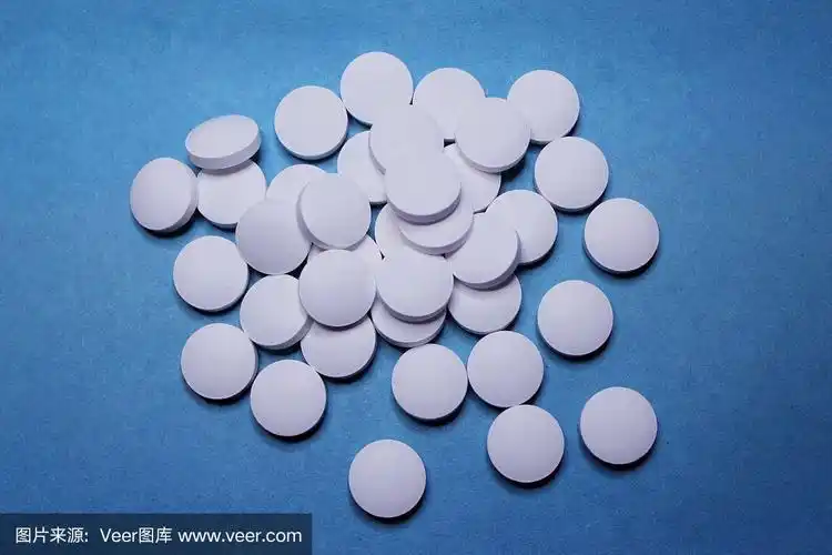 医疗圆白色药片,钙维生素特写在蓝色背景.药片.健康