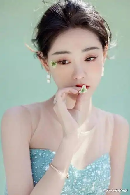 在春暖花开的季节里,娱乐圈焦点人物祝绪丹以一袭惊艳的浅绿色开叉