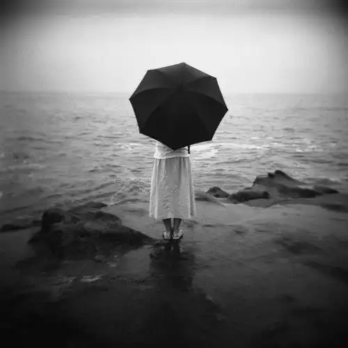 孤独的女生黑白图片