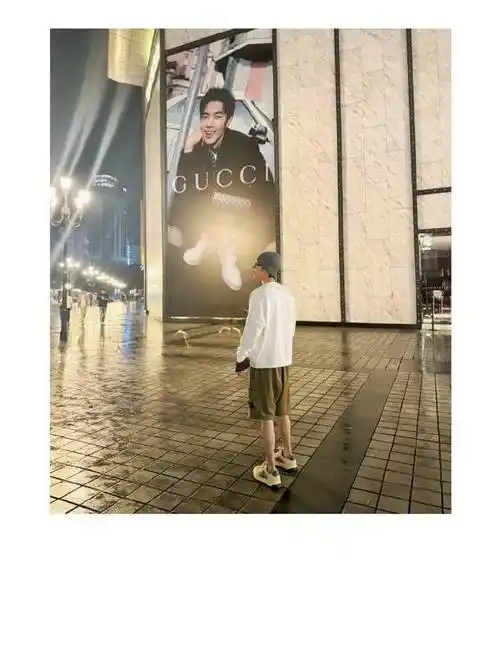 肖战晒与爸爸妈妈背影照##肖战家庭氛围