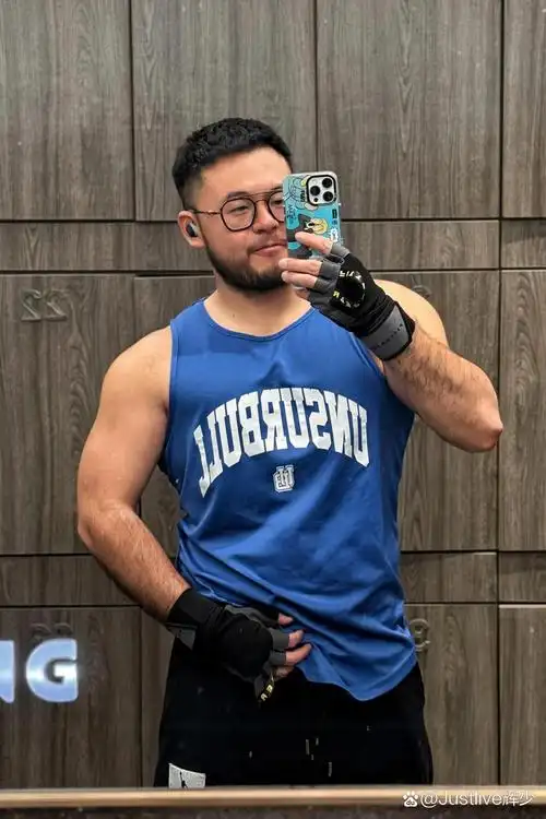 呆萌可爱又帅气的胖胖胡子大叔,镜中人,捕捉自信的瞬间,姿态潇洒,回眸