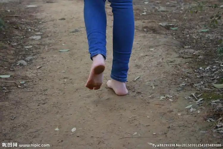 光脚走路的脏脚美女图片