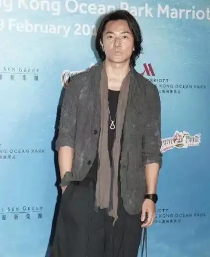 52岁郑伊健近照,"浩南哥"打扮邋遢显苍老,中年大叔既视感