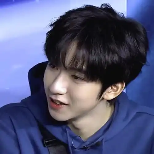 贺峻霖头发上有个爱心