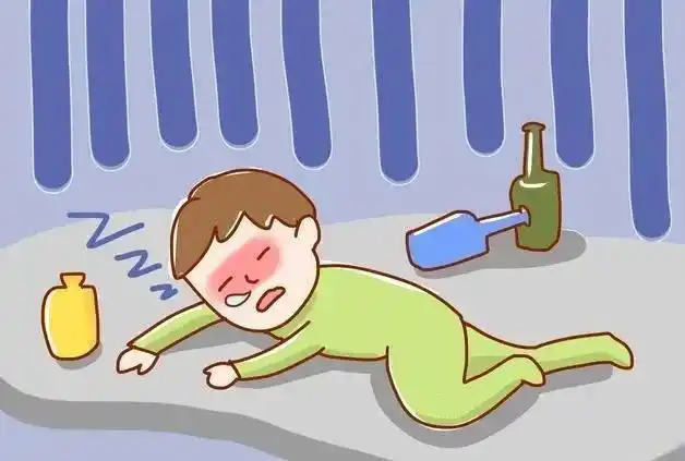 男子醉倒室外不省人事,警方及时救援助其归家