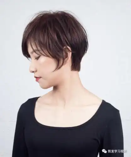 今年流行鬓角带个"弯"_短发