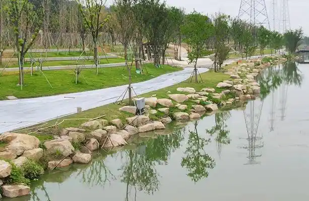查看详情浙江园林景观石 天然龟纹石驳岸案例查看详情天然太湖石 窟窿